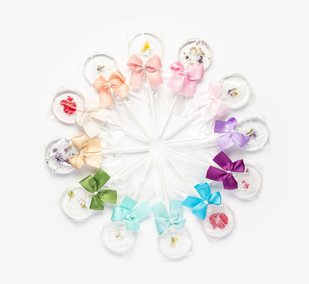 Clear Lollipops with Edible Flowers Wedding Favour by BookblockWedding Favours| Bookblock Clear Lollipops with Edible Flowers Wedding Favour by BookblockWedding Favours| Bookblock
